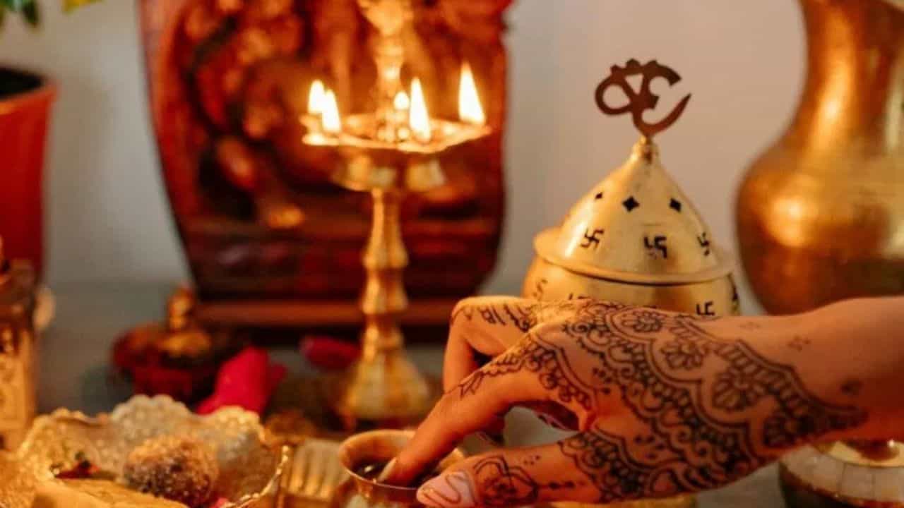 பூஜை அறை தவறுகள்.. இந்த விஷயங்களை மாற்றாவிட்டால் பிரார்த்தனை செய்தாலும் பலனில்லை!