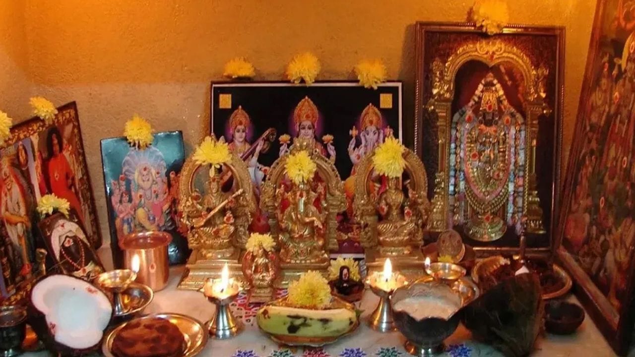 இதுபோன்ற சூழ்நிலையில், அவற்றைச் சுத்திகரித்து மீண்டும் பூஜையில் பயன்படுத்த முடியுமா இல்லையா என்ற கேள்வி பலரின் மனதில் எழுகிறது.  பூஜைப் பொருட்கள் குறித்து பல சந்தேகங்கள் உள்ளன. எனவே, பூஜையில் பயன்படுத்தப்படும் எந்தப் பொருட்களை மீண்டும் பயன்படுத்தலாம், எவற்றைப் பயன்படுத்தக்கூடாது என்பதை இங்கே பார்க்கலாம்