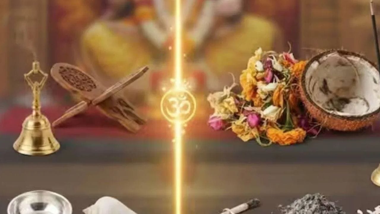 பூஜையின் போது , ​​பல வகையான பொருட்கள் தெய்வங்களுக்கு படைக்கப்படுகின்றன. பூஜைக்குப் பிறகு, நெய், பூக்கள், சந்தனம் மற்றும் பிற வழிபாட்டுப் பொருட்கள் எஞ்சியுள்ளன. சில பொருட்கள் தெய்வங்களுக்கு படைக்கப்பட்ட பிறகும் கெட்டுப்போவதில்லை. 