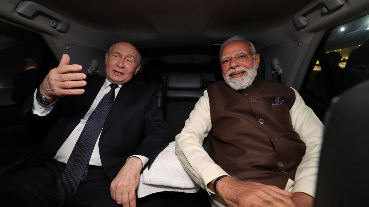 தொடர்ந்து, தலைவர்கள் இருவரும் ஒரே காரில் பாலம் விமான நிலையத்திலிருந்து லோக் கல்யாண் மார்கில் உள்ள பிரதமர் இல்லத்திற்கு புறப்பட்டனர். இதில், சுவாரஸ்யம் என்னவெனில், ரஷ்யாவில் இருந்து விமானம் மூலம் வரவழைக்கப்பட்ட தனது ஆரஸ் செனட் சொகுசு காரில் பயணிக்காத புதின்,  மோடியின் டொயோட்டா பார்ச்சூனர் காரில் பயணித்தார்.