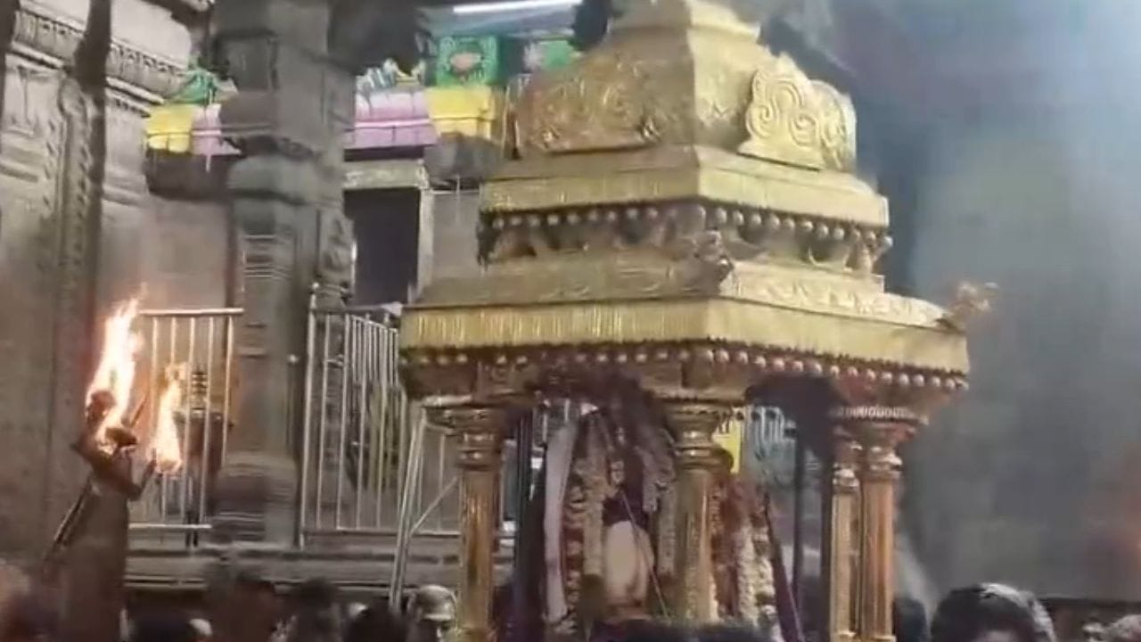 ரஜினிகாந்த் பிறந்தநாள் ஸ்பெஷல்.. தங்கத்தேர் இழுத்த ரசிகர்கள்!