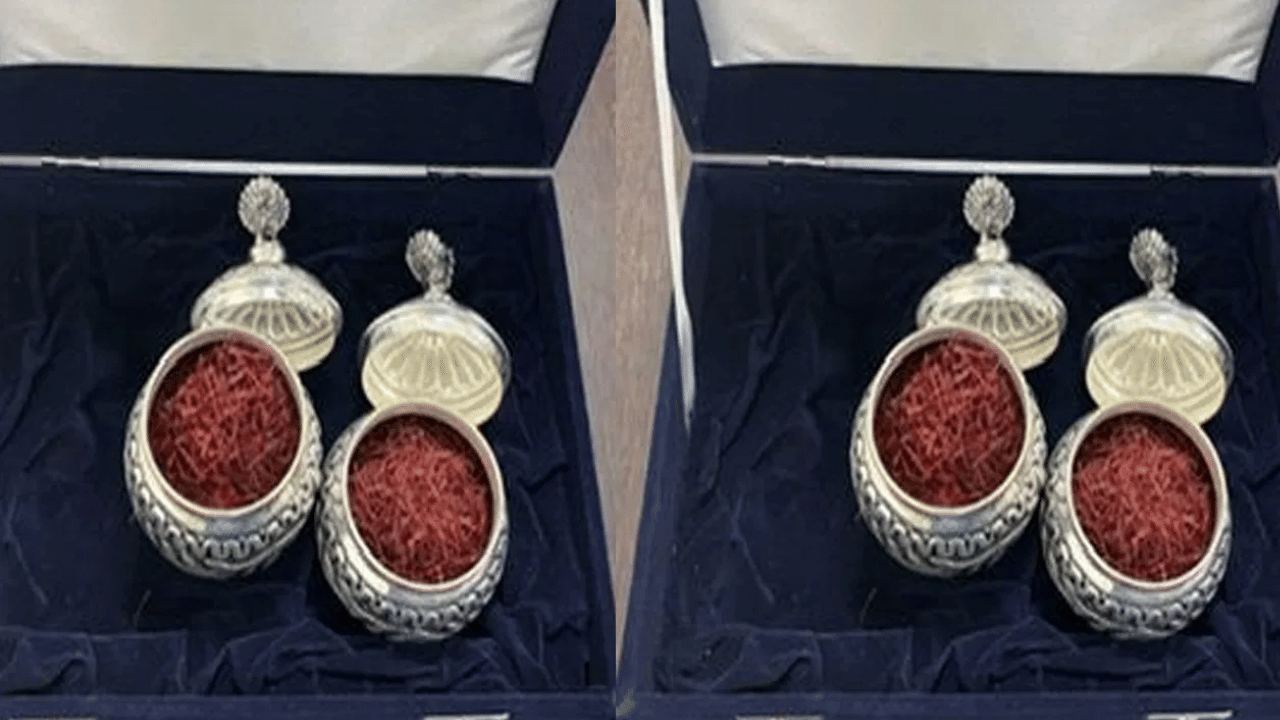 காஷ்மீரின் மலைப்பகுதிகளில் வளர்க்கப்படும் இந்த குங்குமப்பூ உள்ளூரில் காங் அல்லது ஜாஃப்ரான் என்று அழைக்கப்படுகிறது. இது ஒரு அற்புதமான நிறம், சுவை மற்றும் நறுமணத்தைக் கொண்டுள்ளது. இது சிவப்பு தங்கம் என்றும் அழைக்கப்படுகிறது. இது நமது கலாச்சாரம் மற்றும் உணவு வகைகளில் மிகவும் முக்கியமானது. இது ஆரோக்கியத்திற்கும் மிகவும் நல்லது.