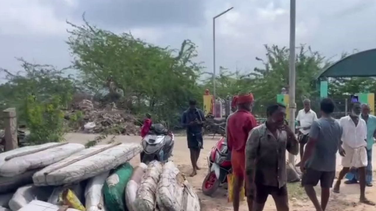 மீன்பிடி உபகரணங்களை அகற்ற சொன்ன போலீஸ்.. மீனவர்கள் போராட்டம்!