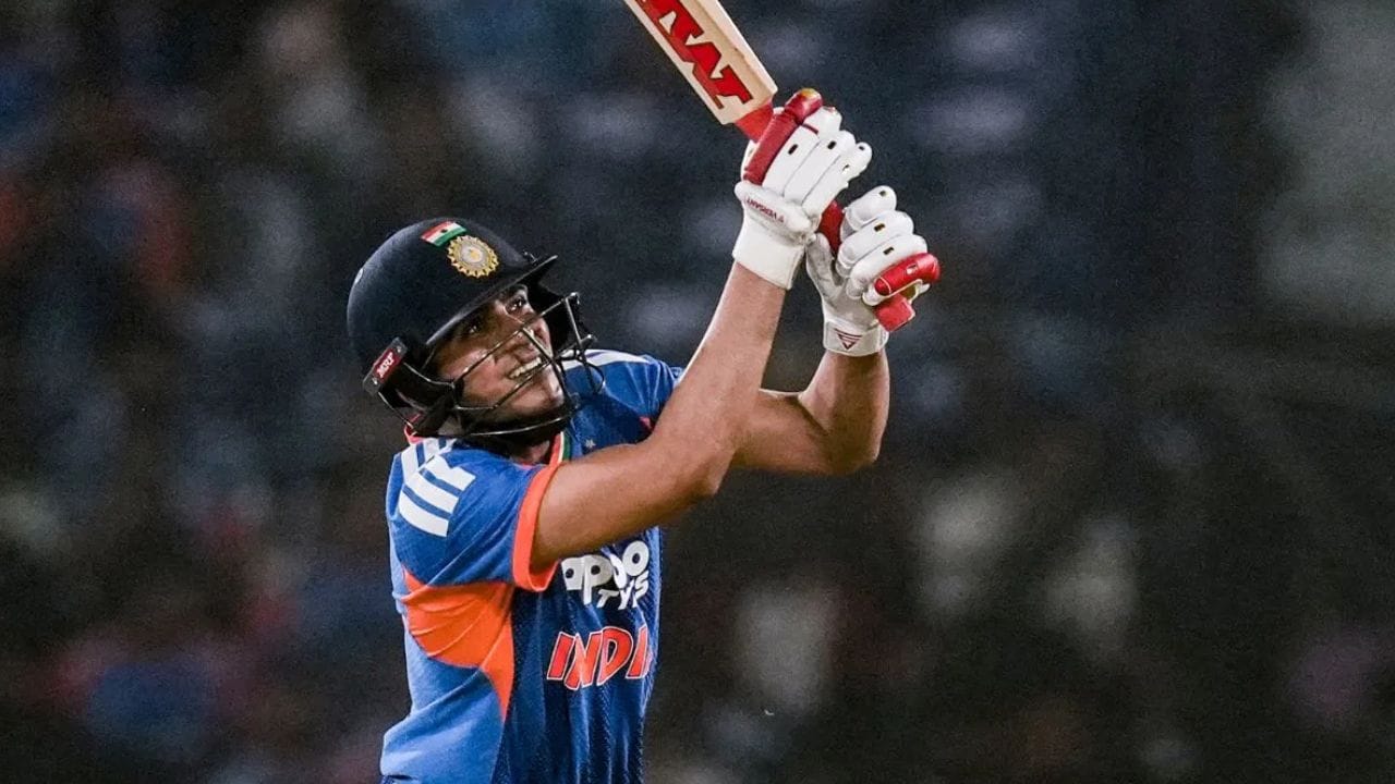 பிசிசிஐ நான்கு வீரர் தரங்களை நிறுவியுள்ளது, அனைத்து வடிவ பிரிவுகளிலிருந்தும் தேர்ந்தெடுக்கப்பட்ட வீரர்கள் மிக உயர்ந்த A+ பிரிவில் வைக்கப்படுகிறார்கள். இந்த பிரிவில் உள்ள வீரர்கள் ஆண்டுதோறும் ₹7 கோடி பெறுகிறார்கள். கில் தற்போது A தரத்தில் உள்ளார், இது ₹5 கோடி செலுத்துகிறது. கூடுதலாக, B தரத்தில் உள்ள வீரர்கள் ₹3 கோடி பெறுகிறார்கள், மேலும் C தரத்தில் உள்ளவர்கள் ₹1 கோடி பெறுகிறார்கள். (புகைப்படம்: PTI)