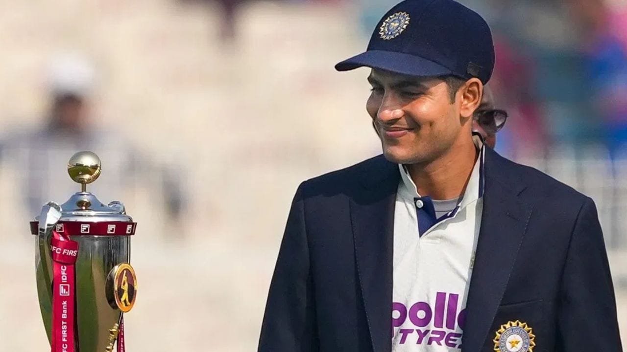 இந்திய கிரிக்கெட்டில் கில்லின் சமீபத்திய எழுச்சி, அவர் இந்த பதவி உயர்வு பெறவிருக்கும் நிலையில் வருகிறது. இந்த நட்சத்திர பேட்ஸ்மேன் இந்த ஆண்டு தொடக்கத்தில் டெஸ்ட் மற்றும் பின்னர் ஒருநாள் போட்டிகளில் இந்திய அணியின் கேப்டனாக நியமிக்கப்பட்டார். அவர் டி20 அணியின் துணை கேப்டனாகவும் நியமிக்கப்பட்டுள்ளார். (புகைப்படம்: PTI)