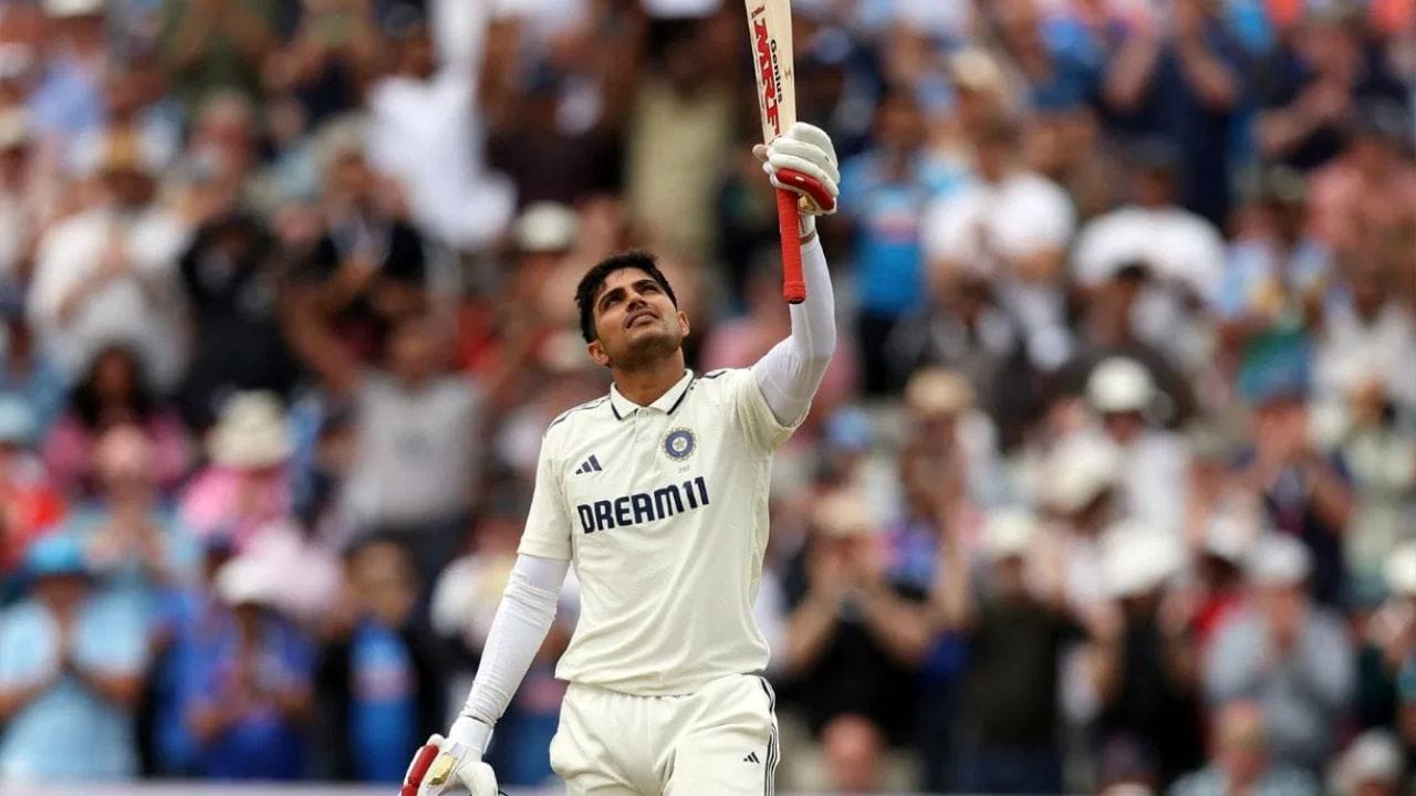 வலது கை பேட்ஸ்மேன் ஷுப்மான் கில் இந்த ஆண்டு மூன்று வடிவங்களிலும் 35 போட்டிகளில் 42 இன்னிங்ஸ்களில் 49 சராசரியுடன் 1764 ரன்கள் எடுத்தார். இந்தக் காலகட்டத்தில் கில் ஏழு சதங்களையும் மூன்று அரைசதங்களையும் அடித்தார். முன்னதாக 2023 ஆம் ஆண்டில், அவர் 52 இன்னிங்ஸ்களில் 2154 ரன்களுடன் உலகின் நம்பர் ஒன் பேட்ஸ்மேனாகவும் ஆனார். (புகைப்படம்: PTI)