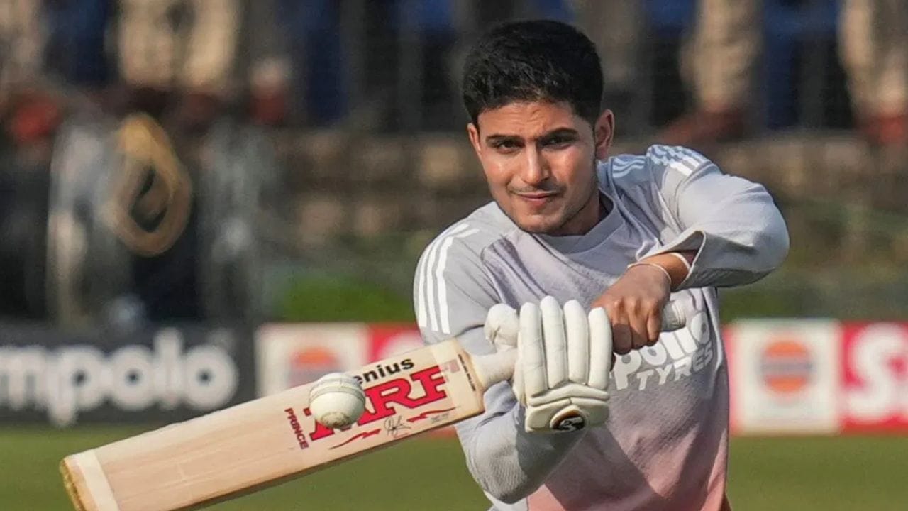 இருப்பினும், இந்த பின்னடைவுக்கு மத்தியில், சுப்மான் கில் விரைவில் சில நல்ல செய்திகளைப் பெற உள்ளார், ஏனெனில் அவர் பிசிசிஐயிடமிருந்து ஒரு குறிப்பிடத்தக்க வெகுமதியைப் பெற உள்ளார். அறிக்கைகளின்படி, சுப்மான் கில் விரைவில் பிசிசிஐயின் வருடாந்திர மத்திய ஒப்பந்தத்தில் ஏ-பிளஸ் தரத்திற்கு பதவி மற்றும் சம்பள உயர்வு பெறுவார். (புகைப்படம்: பிடிஐ)