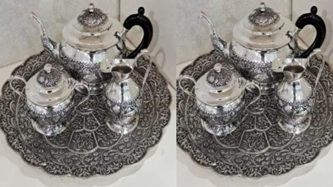 சிக்கலான வடிவமைப்புகளுடன் செதுக்கப்பட்ட இந்த தேநீர் தொகுப்பு, மேற்கு வங்காளத்தில் உள்ள முர்ஷிதாபாத்தின் கைவினைத்திறனை பிரதிபலிக்கிறது. இந்தியாவிலும் ரஷ்யாவிலும், தேநீர் அருந்துவது நட்பையும் கதைகளைப் பகிர்ந்து கொள்வதையும் குறிக்கிறது. இந்த தொகுப்பு இரு நாடுகளுக்கும் இடையிலான நட்பின் அடையாளமாகும்.