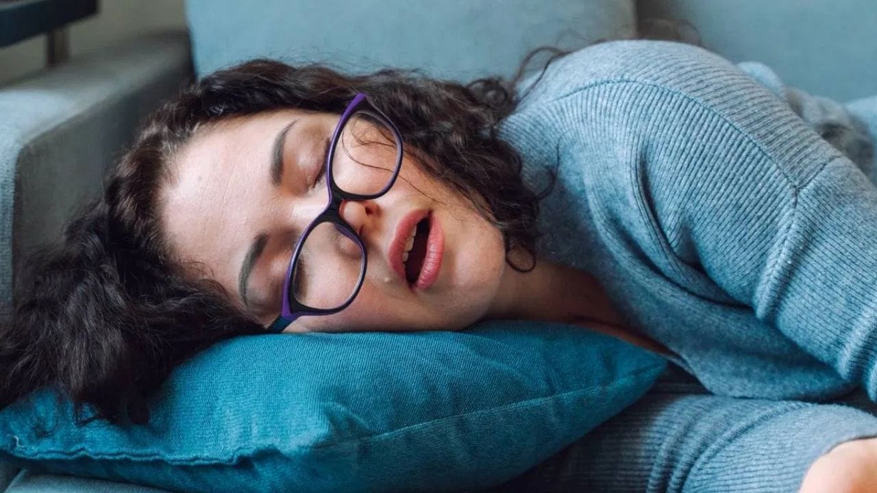 அறிவியலின் படி பகலில் தூங்குவது அனைவருக்கும் மோசமானதல்ல. சிலருக்கு அவர்களின் உடல் நிலையைப் பொறுத்து விதிவிலக்குகள் உள்ளன. அவர்களின் ஆரோக்கியத்தின் தேவைகளுக்காக, குறிப்பாக வயதானவர்கள் நோயாளிகள், சிறு குழந்தைகள் மற்றும் குழந்தைகளுக்கு பகலில் ஓய்வெடுப்பதில் எந்தத் தீங்கும் இல்லை என்று அறிவியல் கூறுகிறது.