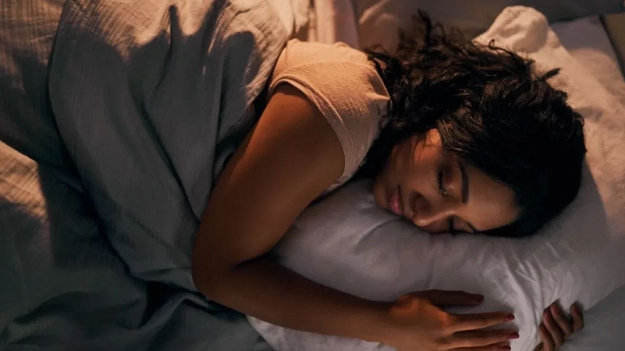 ஒவ்வொரு மனிதனுக்கும் உடல் ஆரோக்கியத்திற்கும் மன அமைதிக்கும் தூக்கம் மிகவும் முக்கியம். ஆனால் அந்த தூக்கத்தை எப்போது நிறுத்த வேண்டும்? பகலில் தூங்குவதால் ஏற்படும் பலன்கள் பற்றி தெரிந்து கொள்ளலாம்