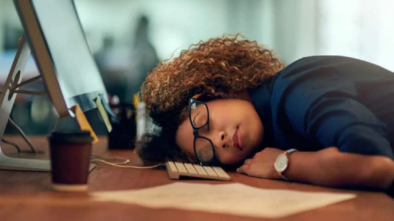 பொது நிகழ்வுகளின் போது அல்லது சட்டமன்றத்தில் மக்கள் பிரதிநிதிகள் மற்றும் அரசியல்வாதிகள் தூங்குவது அவர்களின் பலவீனத்தின் அடையாளமாக மாறும் என்றும், இது அவர்களின் அரசியல் எதிர்காலத்தில் மோசமான விளைவை ஏற்படுத்தும் என்றும் அறிஞர்கள் விளக்கியுள்ளனர். வேலையே கடவுள் என்ற கொள்கையை நம்புவதும், வேலை நேரத்தில் தூக்கத்தைத் தவிர்ப்பதும் உடல், நிதி மற்றும் ஆன்மீக நன்மைகளைத் தரும் என்பதை ஆன்மிகம் தெளிவுபடுத்துகிறது.