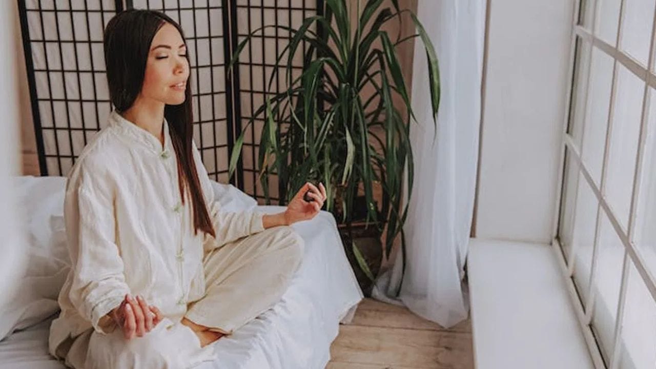 சுகாதார நிபுணர்களின் கூற்றுப்படி, பலர் காலையில் வேலை அழுத்தம், மன பதட்டம் மற்றும் பதற்றத்தை எதிர்கொள்கின்றனர். இருப்பினும், அவற்றிலிருந்து விடுபட்டு நல்ல தூக்கத்தைப் பெற, இரவில் படுக்கைக்குச் செல்வதற்கு முன் குறைந்தது ஐந்து நிமிடங்களாவது தியானம் செய்வது அவசியம். இது மூளையை வேகமான, பரபரப்பான அலைகளிலிருந்து மெதுவான, அமைதியான அலைகளாக மாற்றுகிறது. ஆழ்ந்த சுவாசம் தசைகளை தளர்த்துகிறது. இது உடல் பதற்றத்தைக் குறைக்கிறது. மனம் இலகுவாகிறது. இது வசதியாக தூங்குவதாகக் கூறப்படுகிறது.