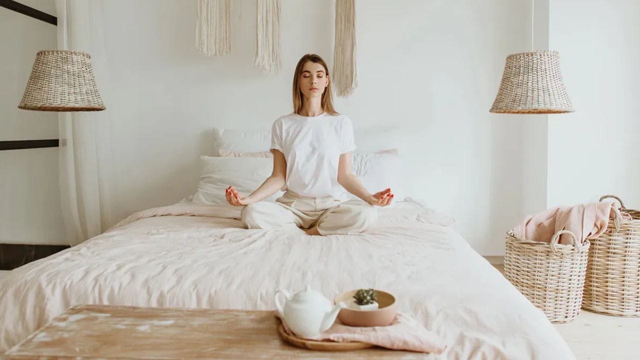 ஒவ்வொரு இரவும் படுக்கைக்குச் செல்வதற்கு முன் ஐந்து நிமிடங்கள் தியானம் செய்வது பல ஆரோக்கிய நன்மைகளைக் கொண்டுள்ளது. இது உங்கள் இதயத் துடிப்பை மாற்றுவது மட்டுமல்லாமல், மூளையின் உணர்ச்சி மையத்தையும் அமைதிப்படுத்துகிறது. ஒவ்வொரு இரவும் படுக்கைக்குச் செல்வதற்கு முன் ஐந்து நிமிடங்கள் அமைதியாக தியானம் செய்வது, கண்களை மூடிக்கொண்டு மெதுவாக சுவாசிப்பது, உங்கள் மூளையை மீட்டமைத்து, சிறந்த தூக்கத்தை ஊக்குவிக்கிறது.