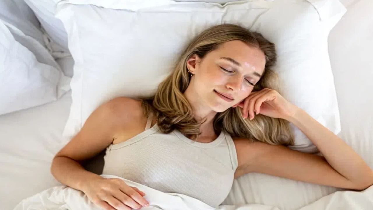 அதுமட்டுமின்றி, இது மன அழுத்த ஹார்மோன்களைக் குறைத்து மூளைக்கு ஓய்வு அளிக்கிறது. மன அழுத்தம், பதட்டம் மற்றும் சோர்வு போன்றவற்றிலிருந்து விடுபடவும் இது உதவுகிறது என்று சுகாதார நிபுணர்கள் கூறுகின்றனர். இது இரத்த அழுத்தத்தைக் குறைக்கவும் உதவுகிறது. இது உணர்ச்சி எதிர்வினைகளைக் கட்டுக்குள் வைத்திருக்கும், உடலில் சோர்வைக் குறைக்கும் மற்றும் நல்ல சூழ்நிலையை உருவாக்கும் என்று கூறப்படுகிறது.