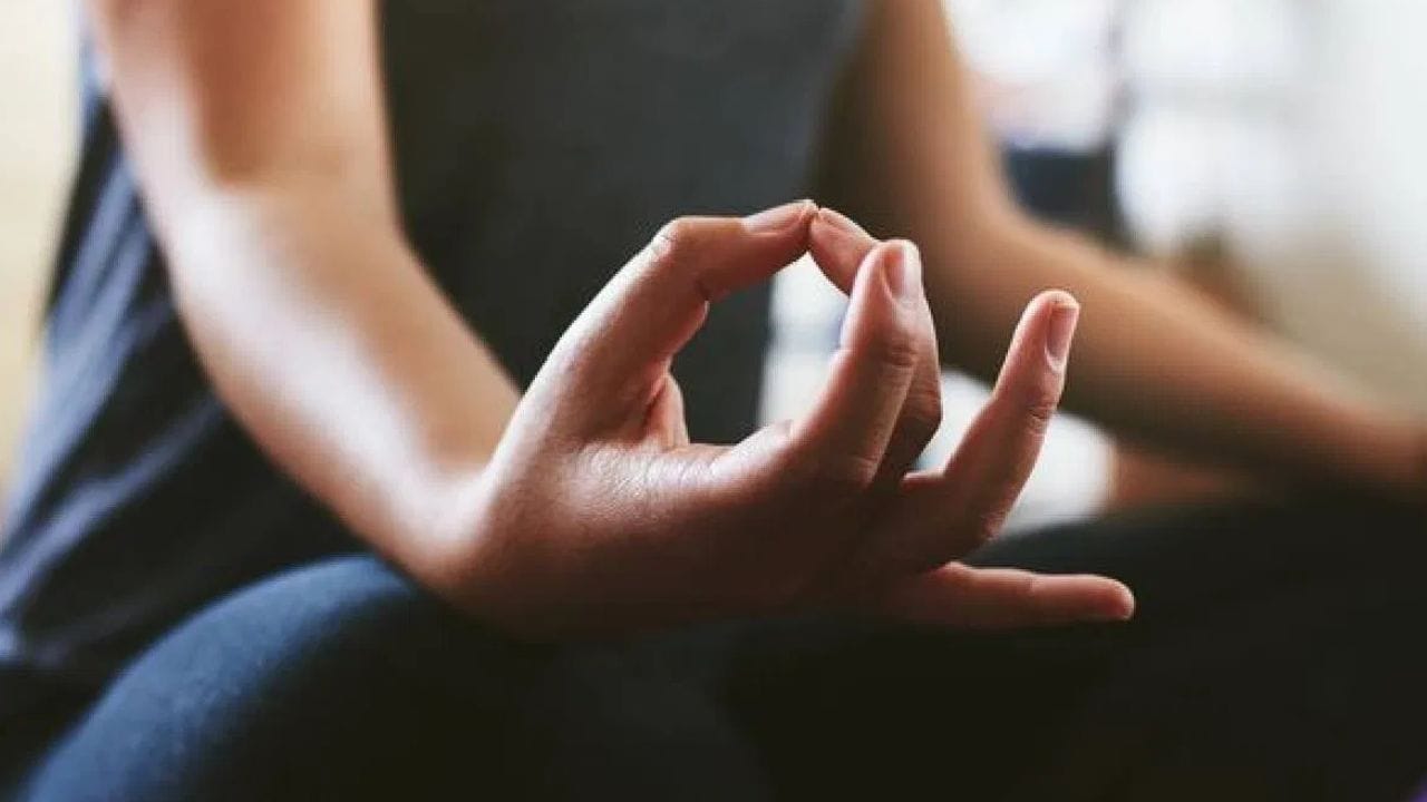 தூக்கம் ஆரோக்கியத்திற்கு மிகவும் நல்லது. அதனால்தான் எல்லோரும் நிறைய தூங்க வேண்டும் என்று சொல்கிறார்கள். ஆனால் சிலர் மட்டுமே நன்றாக தூங்குகிறார்கள். சிலர் எவ்வளவு முயற்சி செய்தாலும் நன்றாக தூங்குவதில்லை. ஆனால் நீங்கள் நன்றாக தூங்க விரும்பினால், இரவில் படுக்கைக்குச் செல்வதற்கு முன் நிச்சயமாக ஐந்து நிமிடங்கள் தியானம் செய்ய வேண்டும். 