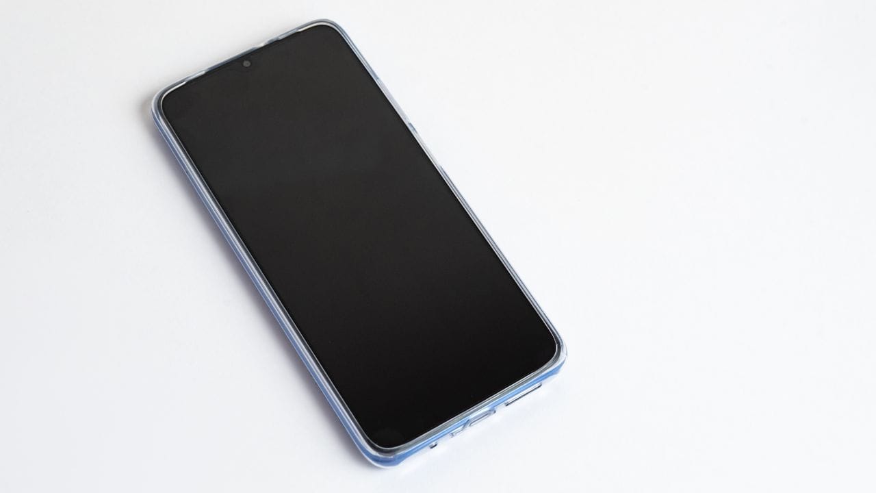 அவ்வாறு புதிய ஸ்மார்ட்போன் வாங்கப்படும் பட்சத்தில் ஏற்கனவே பயன்படுத்தி பழைய ஸ்மார்ட்போன் எந்த வித பயனும் இல்லாததாக மாறிவிடுகிறது. இதன் காரணமாக எலக்ட்ரானிக் கழிவுகளும் அதிகரிக்கிறது. இந்த நிலையில், பயன்படுத்தாத பழைய ஸ்மார்ட்போன்களை பயனுள்ள வகையில் வீட்டின் செக்யூரிட்டி கேமராவாக (Security Camera) பயன்படுத்துவது எப்படி என்பது குறித்து விரிவாக பார்க்கலாம்.