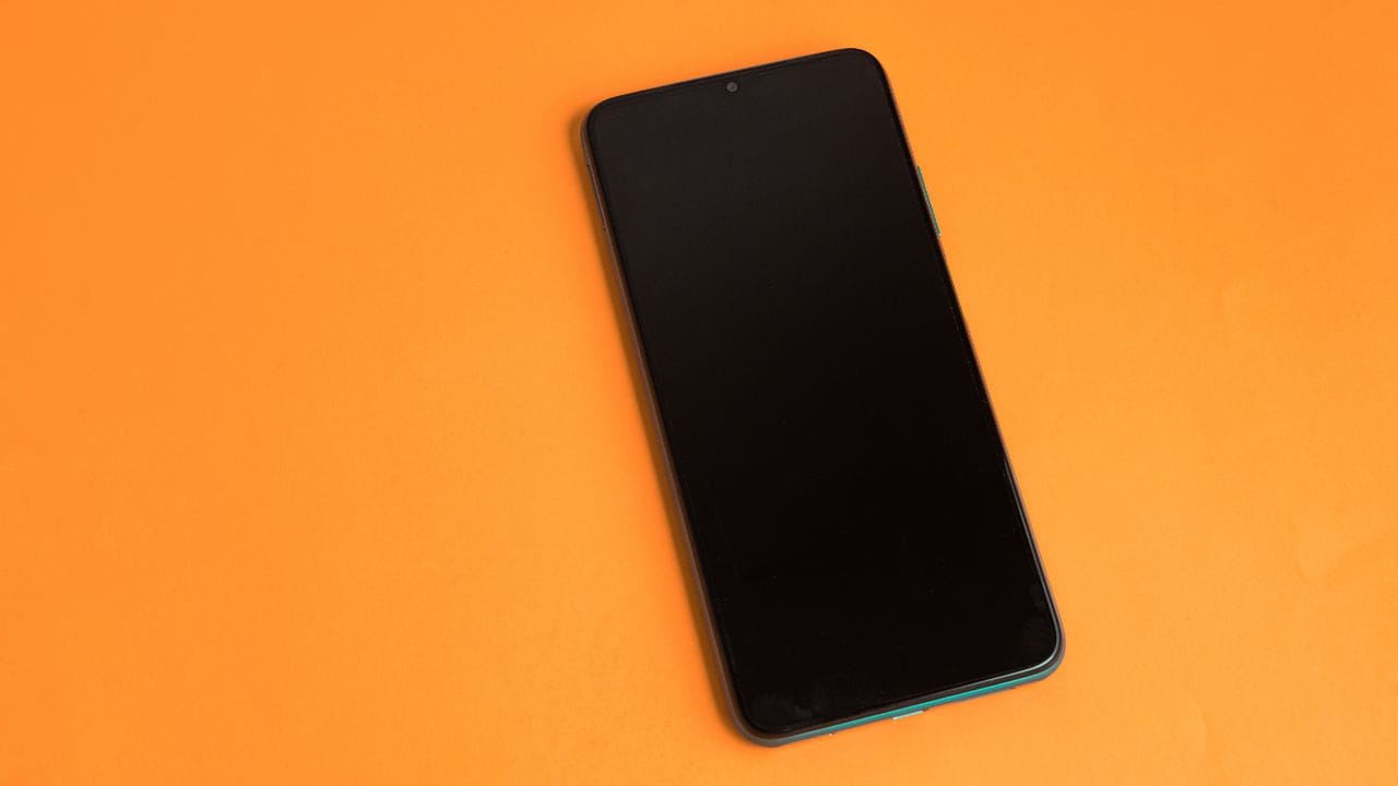 அதாவது கூகுள் பிளே ஸ்டோர் (Google Play Store) அல்லது ஆப்பிள் ஸ்டோருக்கு (Apple Store) சென்று நல்ல பாதுகாப்பான செக்யூரிட்டி கேமரா செயலி ஒன்றை பதிவிறக்கம் செய்ய வேண்டும். பழைய ஸ்மார்ட்போன் மற்றும் புதிய ஸ்மார்ட்போன் என இரண்டிலும் அதனை பதிவிறக்கம் செய்ய வேண்டும். பிறகு அந்த இரண்டு செயலிகளும் ஒரே கணக்கை வைத்து லாக் இன் செய்ய வேண்டும்.