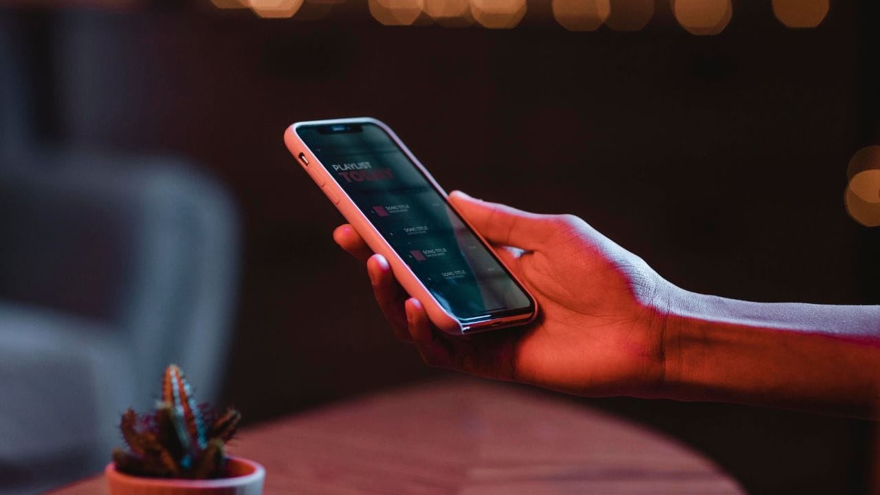 அதற்கு உங்களுக்கு இரண்டு ஸ்மார்ட்போன்கள் வேண்டும். நீங்கள் எந்த அறையில் செக்யூரிட்டி கேமராவை பொருத்த விரும்புகிறீர்களோ அதற்கு அந்த பழைய ஸ்மார்ட்போனையும், அதனை கண்காணிப்பதற்காக உங்களது புதிய ஸ்மாட்ர்போனையும் பயன்படுத்த வேண்டும். இந்த இரண்டு ஸ்மார்ட்போன்களில் ஒரு செயலியை பதிவிறக்கம் செய்வதன் மூலம் உங்களால் பழைய ஸ்மார்ட்போனை செக்யூரிட்டி கேமராவாக பயன்படுத்த முடியும்.