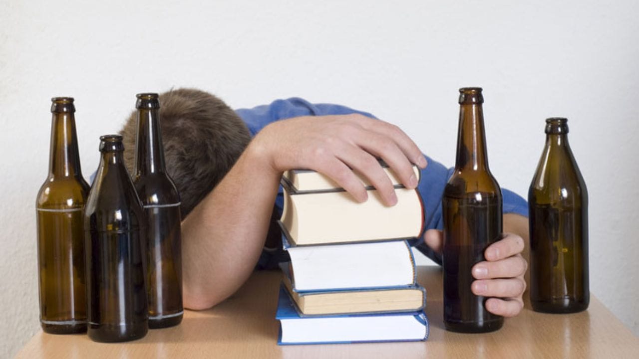 பள்ளியில் மது அருந்திய மாணவிகள்…6 பேர் சஸ்பெண்ட்!