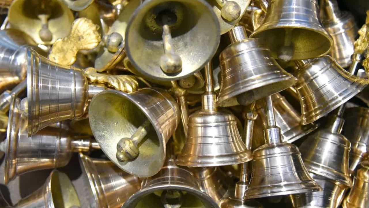 Temple Bells: கதவு முதல் கோயில் வரை.. மணிகளில் இத்தனை வகைகளா? முக்கியத்துவம் இதுதான்! Temple Bells: கதவு முதல் கோயில் வரை.. மணிகளில் இத்தனை வகைகளா? முக்கியத்துவம் இதுதான்!