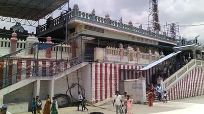 திருத்தணி கோவிலில் ‘ரீல்ஸ்’ எடுக்க இளம்பெண்கள் குத்தாட்டம்!