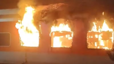 எக்ஸ்பிரஸ் ரயிலில் பெரும் தீ விபத்து.. எரிந்து சாம்பலான 2 பெட்டி