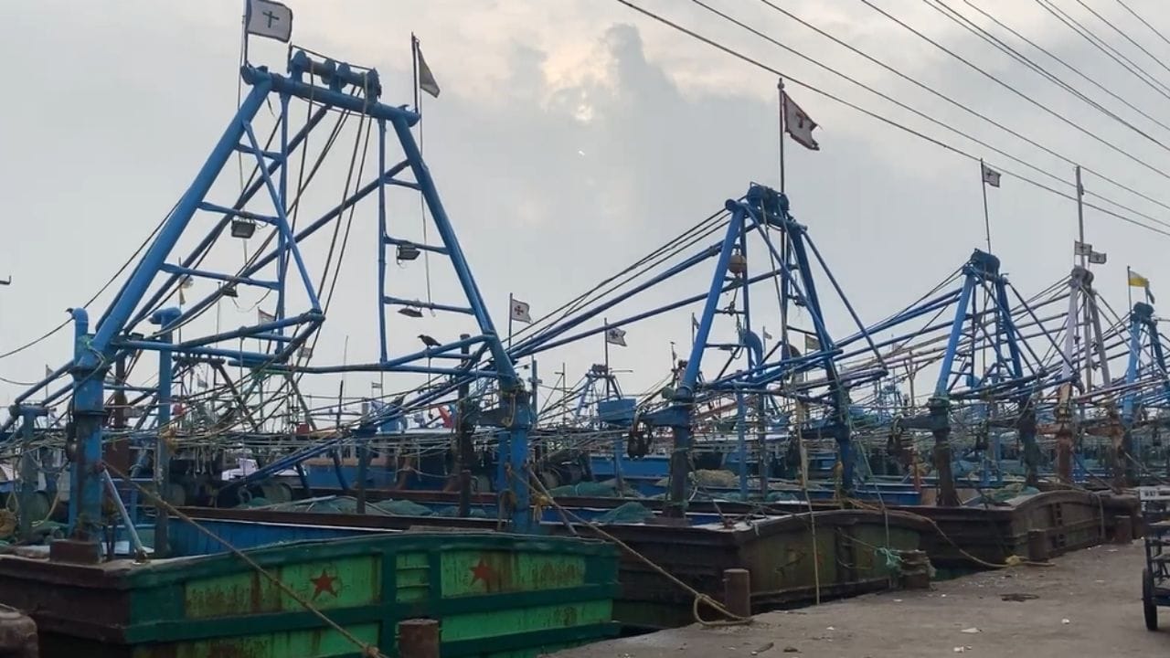 தமிழகத்தில் கொட்டித் தீர்க்கும் கனமழை.. தூத்துக்குடி மீனவர்கள் கடலுக்கு செல்லவில்லை!