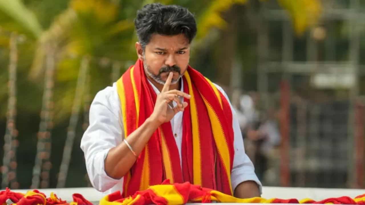 எதிர்க் கட்சிகளின் அரவணைப்பில் தவெக மாவட்ட செயலாளர்கள்?விஜய் வைத்த செக்!