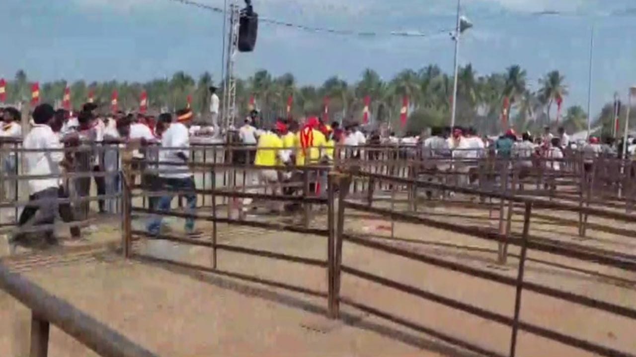 ஈரோட்டில் குவிந்த தவெக தொண்டர்கள்.. தள்ளாடிய போக்குவரத்து நெரிசல்..! ஈரோட்டில் குவிந்த தவெக தொண்டர்கள்.. தள்ளாடிய போக்குவரத்து நெரிசல்..!