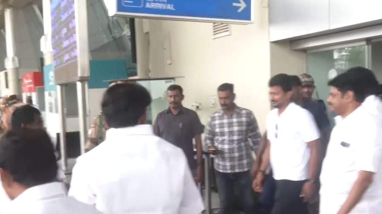 மதுரை விமான நிலையம் சென்ற துணை முதலமைச்சர்.. கூடுதல் போலீஸ் பாதுகாப்பு! மதுரை விமான நிலையம் சென்ற துணை முதலமைச்சர்.. கூடுதல் போலீஸ் பாதுகாப்பு!