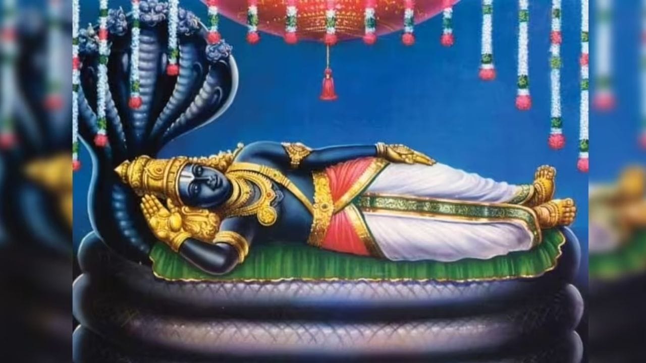 வைகுண்ட ஏகாதசி என்பது வைஷ்ணவர்களுக்கும், விஷ்ணு பக்தர்களுக்கும் மிகவும் சிறப்பு வாய்ந்த திருநாள். இது மார்கழி மாத வளர்பிறை ஏகாதசி திதியாகும். இந்த நாளில் வைகுண்டம் எனப்படும் பரலோக வாசல் திறக்கப்படும் என்பது மத நம்பிக்கை. அதோடு, அன்றைய நாளில் விஷ்ணுவை வழிபட்டால், வாழ்க்கையில் உள்ள துன்பங்கள் அகன்று, முன்னேற்றம் ஏற்படும். வருடம் முழுவதும் வரும் எல்லா ஏகாதசிகளையும் சரியாக கடைப்பிடிக்க முடியாதவர்களுக்கும், வைகுண்ட ஏகாதசி ஒரு அரிய வாய்ப்பாக கருதப்படுகிறது.