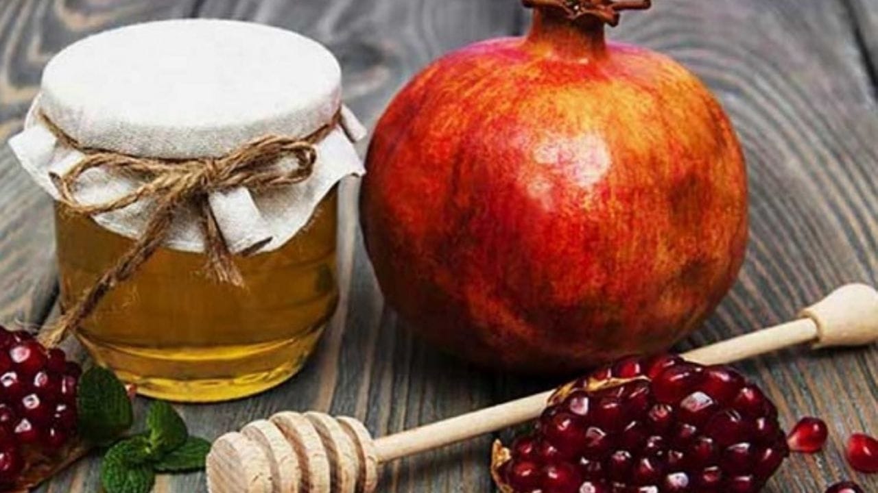 சுத்தமான தேன் மாதுளை பழத்துடன் கலந்து விஷ்ணுவுக்கும், மகாலக்ஷ்மி தாயாருக்கும் பிரசாதமாக படைக்கலாம். பச்சைக் கற்பூரத்தின் வாசம் வீசும் இடத்தில் விஷ்ணுவும் லக்ஷ்மியும் வாசம் புரிவார்கள் என்ற ஆகம நம்பிக்கை உண்டு. ஆகவே இது பூஜையில் முக்கிய பங்கு வகிக்கிறது. வீட்டில் பெருமாள், லக்ஷ்மி, ஸ்ரீராமர் தெய்வப்படங்களை வைத்து வழிபடுவது பாக்கியத்தை அதிகரிக்கும் என்பது நம்பிக்கை. சுத்தமான பசு நெய் தீபம் ஏற்றுதல், பூஜையில் பயன்படுத்துதல் மிகவும் சிறப்பு வாய்ந்ததாக கருதப்படுகிறது.