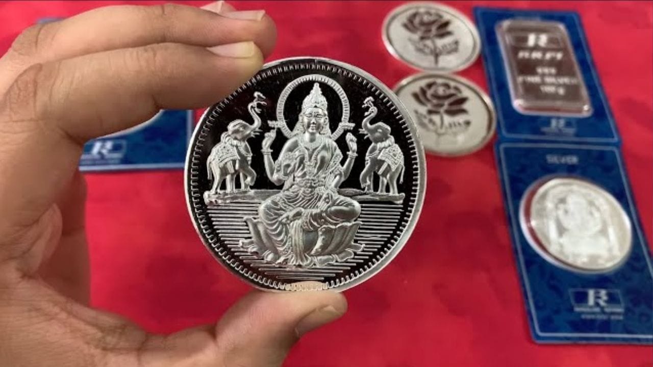 சிறிய பாத்திரம் அல்லது உபயோகப் பொருள் கூட வாங்கி வைத்து பயன்படுத்துவது சுபபலனளிக்கும் என்று கருதப்படுகிறது. வெள்ளியில் மகாலக்ஷ்மி அல்லது நாணயம் வாங்கி வைக்கலாம். கட்டாயம் அல்ல; இயன்றால் வாங்கி வைத்தால் லக்ஷ்மி கடாக்ஷம் கிடைக்கும். வைகுண்ட ஏகாதசி என்பது ஆன்மீக ரீதியாக மிகுந்த முக்கியத்துவம் வாய்ந்த நாள். இந்த நாளில் விஷ்ணுவை பக்தியுடன் வழிபட்டு, தர்ம சிந்தனையுடன் நடந்து கொள்வது வாழ்க்கையில் நல்ல மாற்றங்களை ஏற்படுத்தும் என்று மதநூல்கள் கூறுகின்றன.