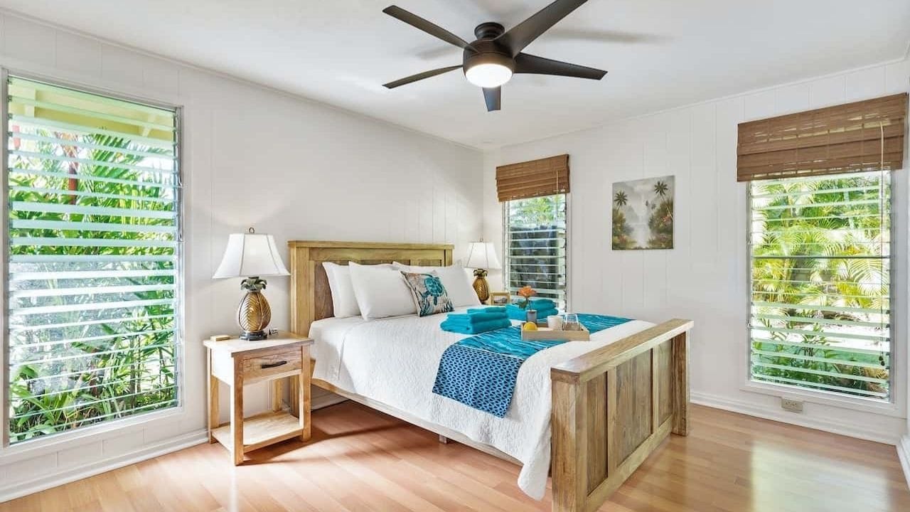 உங்கள் வீட்டில் வாஸ்து தோஷம் இருக்கலாம் என்பதற்கான சில பொதுவான அறிகுறிகள், சிறிய விஷயங்களுக்குக் கூட தினமும் சண்டை, வாக்குவாதம் ஏற்படுதல், குடும்ப உறுப்பினர்கள் அடிக்கடி நோய்வாய்ப்படுதல், தூங்க முடியாத நிலை அல்லது வேலைகளில் தொடர்ந்து தடைகள், எந்த காரணமும் இல்லாமல் வீட்டில் உள்ள செடிகள் காய்ந்து போதல் போன்ற அறிகுறிகள் தொடர்ந்து ஏற்படுகின்றன என்றால், உங்கள் வீட்டில் வாஸ்து தோஷம் இருக்க வாய்ப்பு உள்ளது.