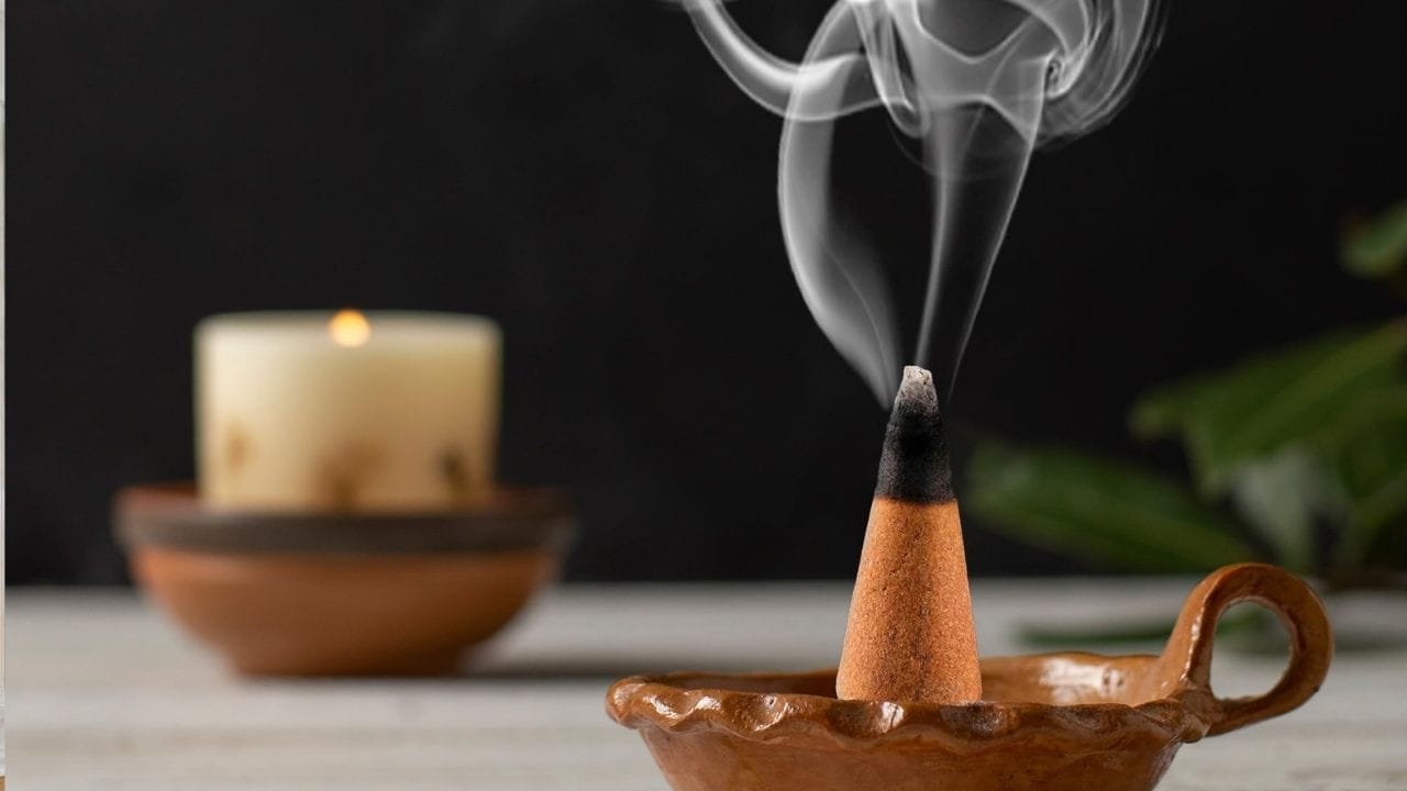 வாஸ்து சாஸ்திரத்தின் படி, ஒரு எளிய மற்றும் பயனுள்ள பரிகாரம் குறிப்பிடப்பட்டுள்ளது. அதன்படி, செவ்வாய் மற்றும் சனிக்கிழமைகளில், வீட்டில் சாம்பிராணி ஏற்றி, அதன் நறுமணம் ஒவ்வொரு அறைக்கும் பரவ அனுமதிக்கவும். இந்தச் செயல்முறையின் போது, உங்கள் மனதில் எந்தவித எதிர்மறை எண்ணங்களும் இல்லாமல், அமைதியுடனும், நம்பிக்கையுடனும் இருக்க வேண்டும்.