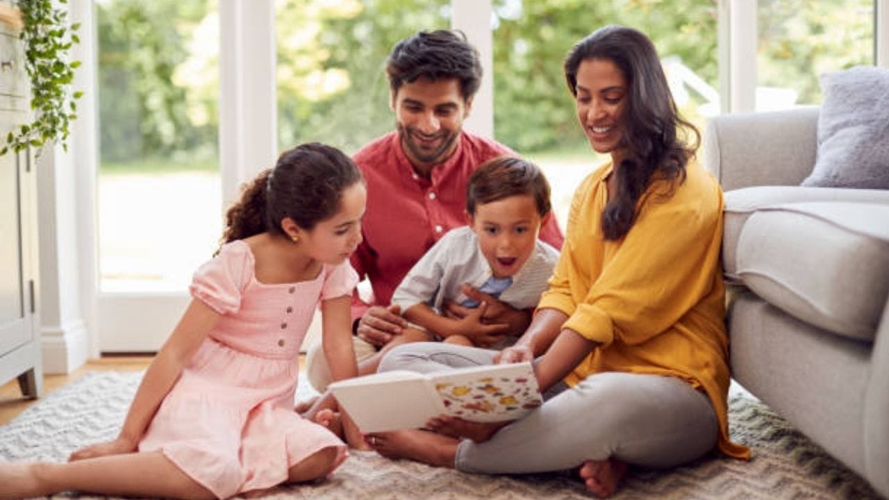 மேலும், பகவான் சிவனை முறையாக தவறாமல் வழிபடுவது, வாஸ்து தோஷங்களை நீக்கி, வீட்டில் ஒற்றுமை, அமைதி மற்றும் நல்ல சக்தியை மீண்டும் உருவாக்கும் என்று நம்பப்படுகிறது. வாஸ்து தோஷம் இருப்பதாக கருதப்படும் சூழலில், உடனடியாக பெரிய மாற்றங்கள் செய்ய வேண்டிய அவசியம் இல்லை. எளிய வழிபாடுகள், மன அமைதி, நேர்மறை எண்ணங்கள் ஆகியவற்றுடன் சேர்த்து, பாரம்பரியமாக சொல்லப்பட்ட பரிகாரங்களை தொடர்ந்து மேற்கொண்டால், வீட்டின் சூழல் மெதுவாக மாற்றம் அடையும் என்று நம்பப்படுகிறது.