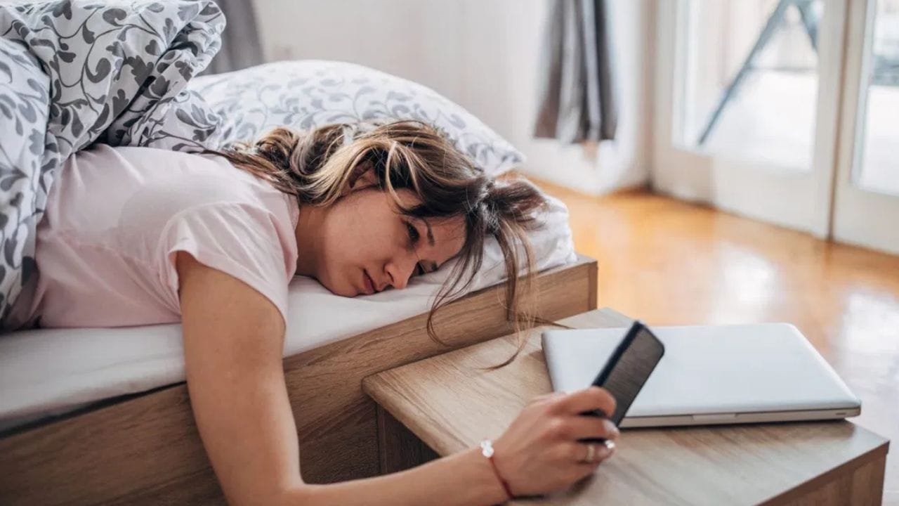 சோர்வு, மூளை பிரச்சினைகள், வறண்ட சருமம், முடி உதிர்தல் மற்றும் நோய் எதிர்ப்பு சக்தி இழப்பு ஆகியவை வைட்டமின் குறைபாட்டால் நீங்கள் அனுபவிக்கக்கூடிய சில அறிகுறிகளாகும். வைட்டமின் டி, வலுவான மற்றும் ஆரோக்கியமான எலும்புகள் மற்றும் பற்களைப் பராமரிக்க அவசியமான கால்சியம் மற்றும் பாஸ்பரஸை உறிஞ்சுவதை மேம்படுத்துகிறது (Image Credits: Getty)