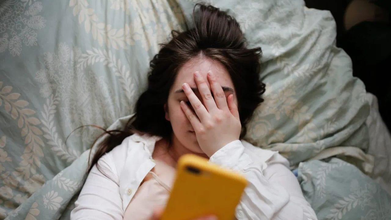 தாமதமாக எழுந்திருப்பது வைட்டமின் டி தொகுப்புக்குத் தேவையான UVB கதிர்களின் உகந்த சமநிலையை இழக்க வழிவகுக்கும் என்று சுகாதார நிபுணர்கள் தெரிவிக்கின்றனர். நீங்கள் தாமதமாக எழுந்திருக்கும்போது, ​​சூரிய ஒளியின் தீவிரம் அதிகரிக்கிறது மற்றும் அது உடலுக்கு பிற அசௌகரியங்களை ஏற்படுத்துகிறது (Image Credits: Getty)