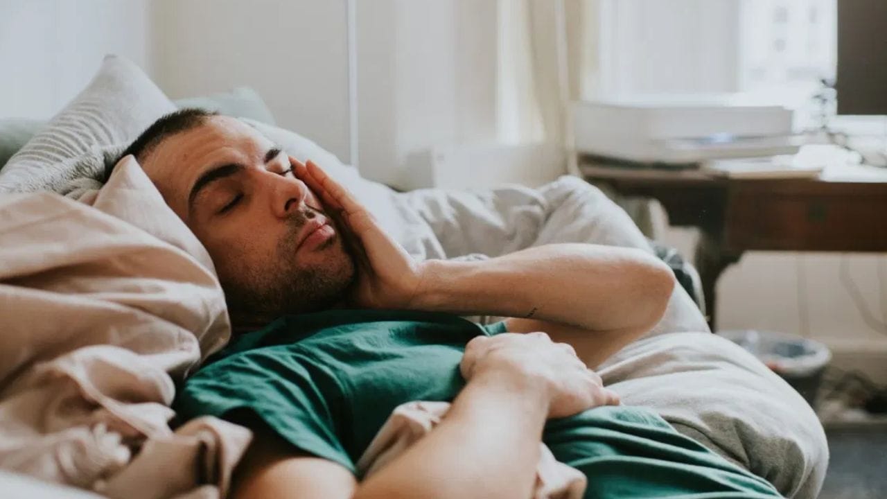 நமது உடல்கள் இயற்கையாகவே சூரிய ஒளி மூலம் வைட்டமின் டி உற்பத்தி செய்கின்றன. வைட்டமின் டி என்பது நோய் எதிர்ப்பு சக்தி மற்றும் மனநிலை முதல் எலும்பு வலிமை மற்றும் வளர்சிதை மாற்ற சமநிலை வரை அனைத்தையும் பாதிக்கும் ஒரு ஊட்டச்சத்து ஆகும். நீங்கள் தாமதமாக எழுந்திருக்கும்போது, ​​உங்கள் உடலுக்குத் தேவையான சூரிய ஒளி கிடைக்காது, இது வைட்டமின் டி குறைவதற்கு வழிவகுக்கும் (Image Credits: Getty)