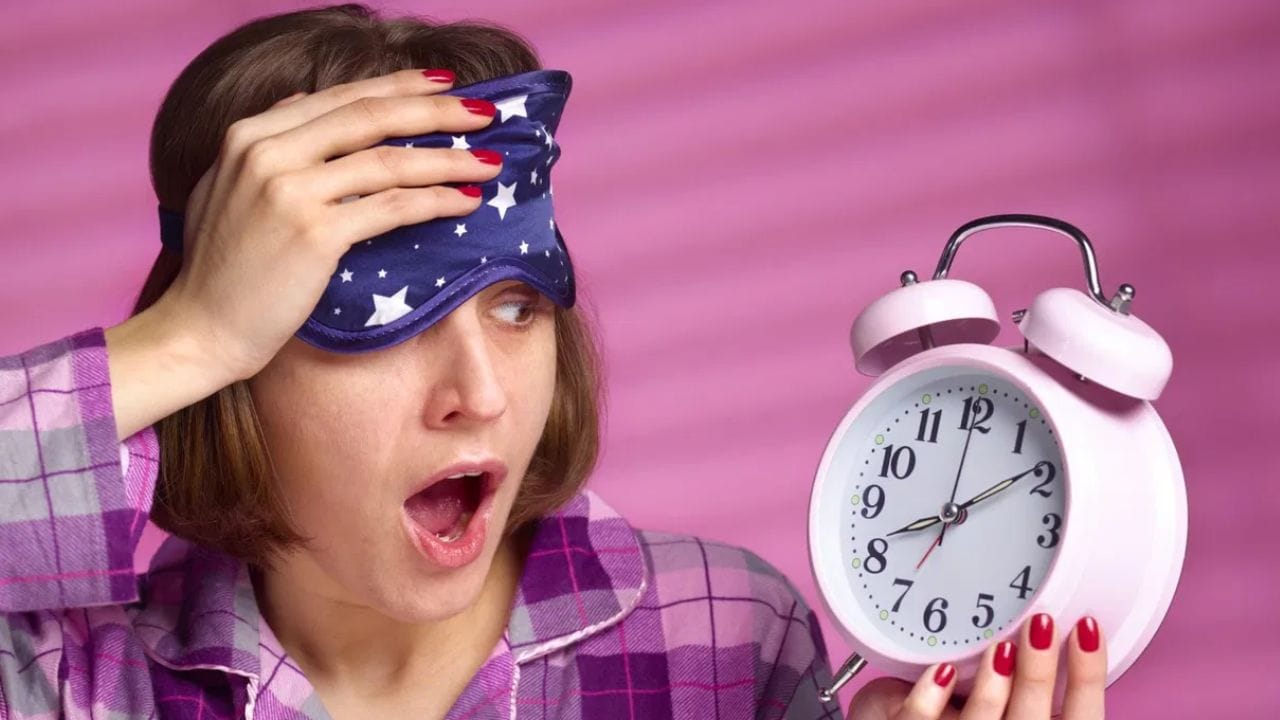 அதிகாலையில் எழுந்திருப்பது அனைவருக்கும் கொஞ்சம் கடினமான வேலை. குறிப்பாக மழை மற்றும் பனி காலங்களில். தாமதமாக தூங்குவதும் தாமதமாக எழுந்திருப்பதும் உடலுக்கு மிகவும் தீங்கு விளைவிக்கும் என்பதை நாம் அனைவரும் அறிவோம். ஆனால் தொடர்ந்து தாமதமாக எழுந்திருப்பது உடலின் மிக முக்கியமான ஊட்டச்சத்துக்களில் ஒன்றான வைட்டமின் டி அளவைக் குறைக்க வழிவகுக்கும் (Image Credits: Getty)