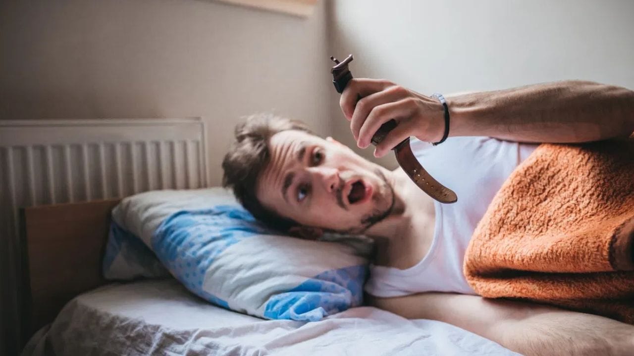 அதிகாலையில் 10 முதல் 15 நிமிடங்கள் சூரிய ஒளியைப் பெறுவது சிறந்தது. வைட்டமின் டி நிறைந்த உணவுகளான செறிவூட்டப்பட்ட பால் பொருட்கள், முட்டை மற்றும் கொழுப்பு நிறைந்த மீன் போன்றவற்றையும் நீங்கள் உண்ணலாம். மாற்றாக, உங்கள் சுகாதார வழங்குநர் பரிந்துரைத்தபடி கூடுதல் மருந்துகளை எடுத்துக் கொள்ளலாம். (Image Credits: Getty)