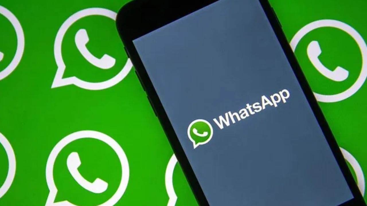 இந்த சிக்கலை சரி செய்ய தான் மெட்டா (Meta) நிறுவனம் ஆப்பிள் (Apple) பயனர்களுக்கு வாட்ஸ்அப் (WhatsApp) செயலில் நிகழ்வுகளை நினைவுப்படுத்துவதற்கான நினைவூட்டும் (Reminder) அம்சத்தை அறிமுகம் செய்துள்ளது. அதனை பயன்படுத்தி நிகழ்வுகள் மறக்காத வண்ணம் செட் செய்துக்கொள்ளலாம்.