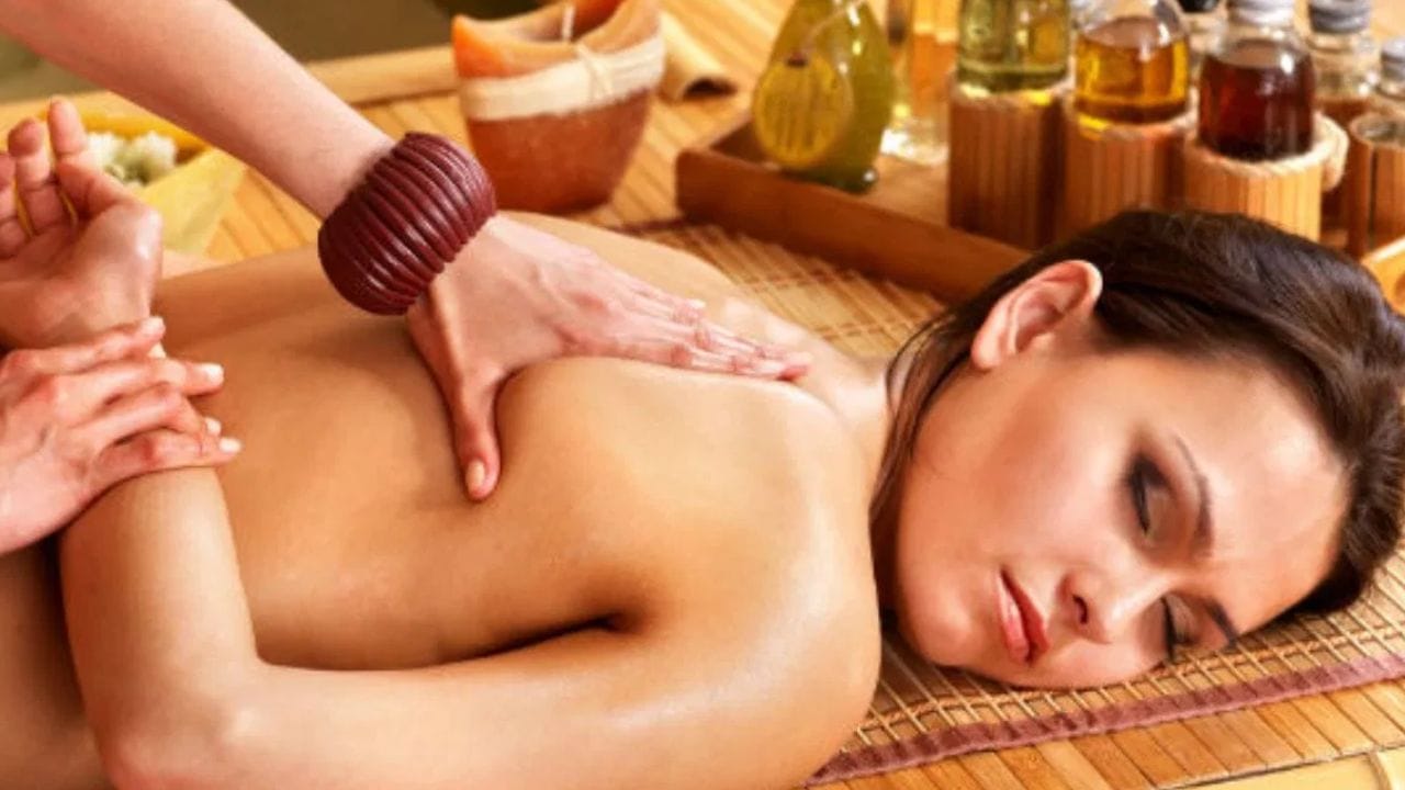 ஆயுர்வேத நிபுணர்கள் நல்லெண்ணெயில் ஆக்ஸிஜனேற்றிகள், வைட்டமின் ஈ மற்றும் அத்தியாவசிய கொழுப்பு அமிலங்கள் நிறைந்துள்ளதாகக் கூறுகிறார்கள். இந்த எண்ணெயைக் கொண்டு உடலை மெதுவாக மசாஜ் செய்வது இரத்த ஓட்டத்தை அதிகரித்து தசைகளை பலப்படுத்துகிறது. மேலும், இந்த எண்ணெயைக் கொண்டு தொடர்ந்து மசாஜ் செய்வது மூட்டு வலி, சோர்வு மற்றும் மன அழுத்தத்தைக் குறைக்கிறது. மேலும், இது நோய் எதிர்ப்பு சக்தியை அதிகரிக்கிறது.