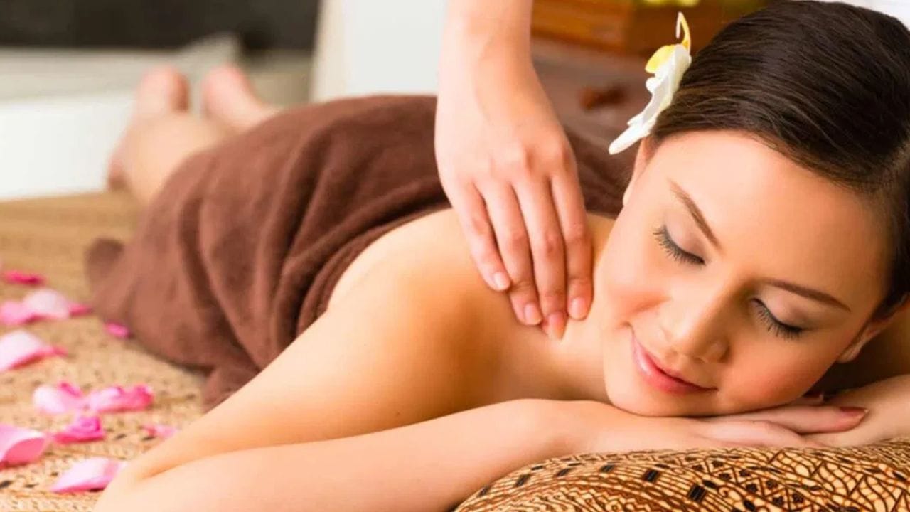 பளபளப்பான சருமம்: குளிப்பதற்கு முன், உங்கள் உடலை நல்லெண்ணய்யால் மசாஜ் செய்வது உங்கள் சருமத்தை பளபளப்பாகவும் பளபளப்பாகவும் மாற்றும். இது இரத்த ஓட்டத்தையும் மேம்படுத்தும். அது மட்டுமல்லாமல், இது உடலையும் மனதையும் புத்துணர்ச்சியடையச் செய்யும். ஆனால் குறைந்த அளவே பயன்படுத்த வேண்டும்