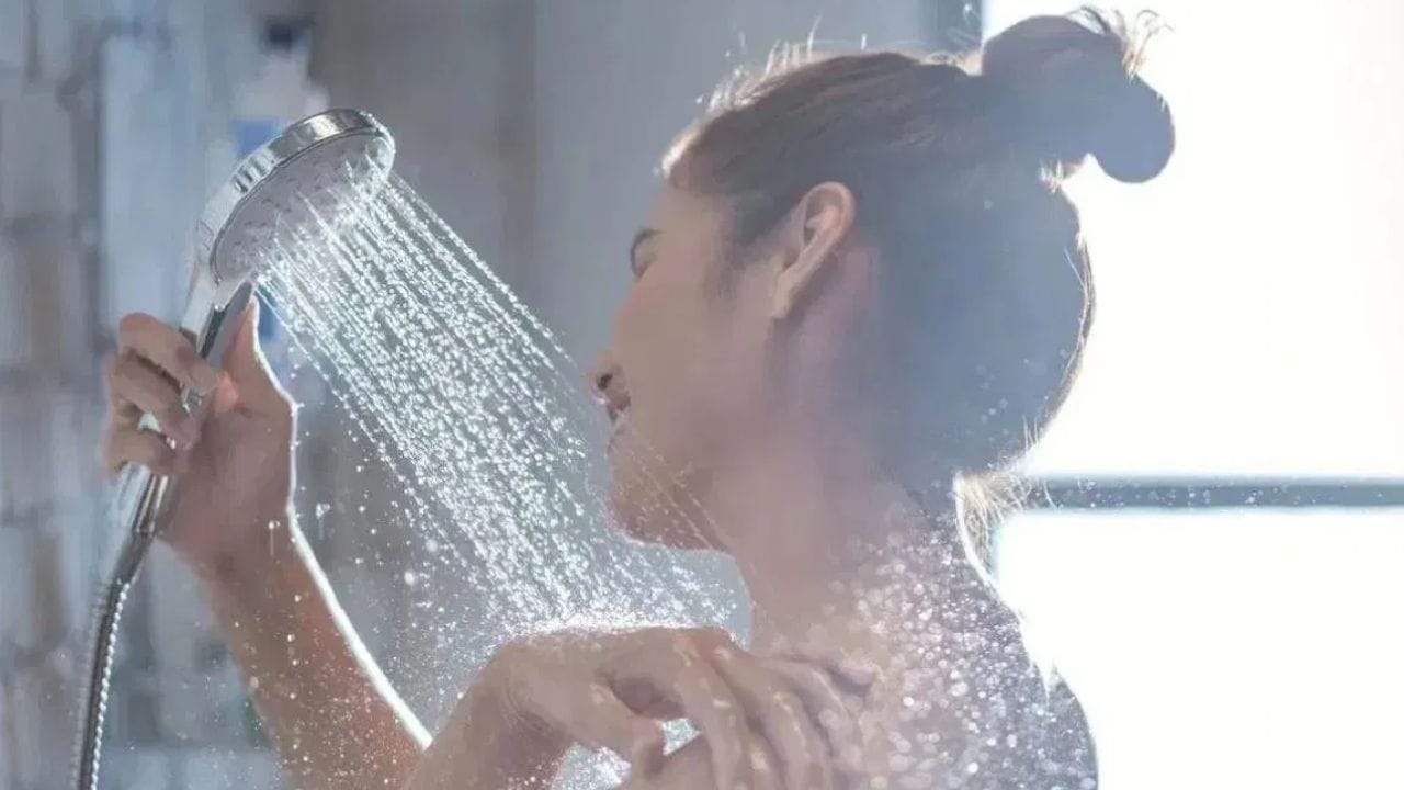 குளிர்காலம் வரும்போது, சருமம் வறண்டு, சுருக்கமாகிவிடும். இது அதிக எரிச்சலை ஏற்படுத்துகிறது. எனவே குளிர்காலத்தில் உங்கள் சருமத்தை கவனித்துக்கொள்வது மிகவும் முக்கியம். இதற்காக, பலர் உடல் லோஷன்கள் மற்றும் பல்வேறு சருமப் பொருட்களைப் பயன்படுத்துகிறார்கள். ஆனால் இவை மிகவும் விலை உயர்ந்தவை. எனவே, இதற்காக, நீங்கள் சில எளிதான உதவிக்குறிப்புகளைப் பயன்படுத்தலாம்