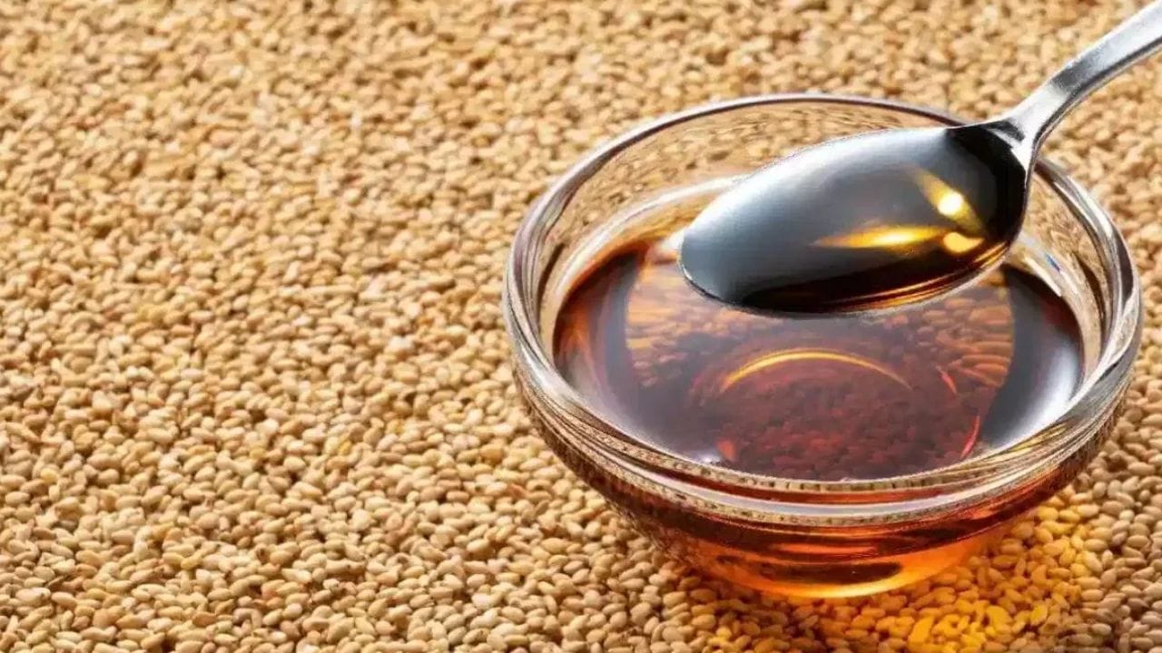 குளிப்பதற்கு முன் இந்த எண்ணெயைக் கொண்டு முழு உடலையும் மெதுவாக மசாஜ் செய்வது சருமத்தை ஈரப்பதமாக வைத்திருக்கும், இது வறண்ட சருமத்தை நீக்குகிறது. இது குளிர் காலங்களில் ஏற்படும் பல பிரச்சனைகளை நீக்குகிறது. எனவே, குளிப்பதற்கு முன் ஒவ்வொரு நாளும் உடலில் எள் எண்ணெயைத் தடவி 10-15 நிமிடங்கள் மசாஜ் செய்து, பின்னர் வெதுவெதுப்பான நீரில் குளிக்கவும். இது உடல் ஆரோக்கியத்தை மேம்படுத்துவது மட்டுமல்லாமல் மனதையும் புத்துணர்ச்சியடையச் செய்கிறது.