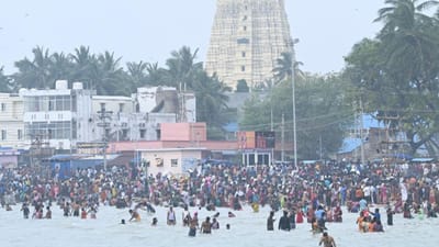 ராமேஸ்வரத்தில் தர்ப்பணம் கொடுப்பதற்காக குவிந்த பொதுமக்கள்!