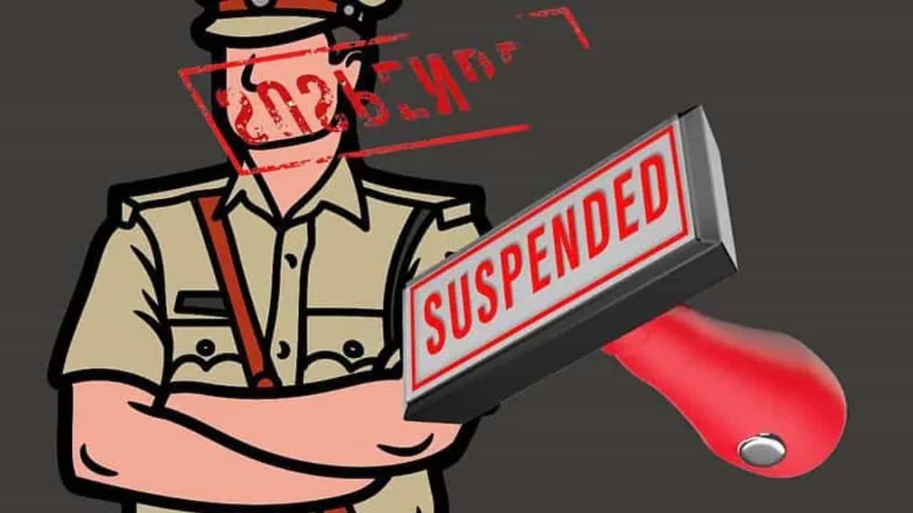 காவல் நிலையத்தில் தந்தை-மகள் விஷம் குடித்த சம்பவம்..தென்காசியில் 3 காவலர்கள் சஸ்பெண்ட்...எஸ்.பி.மாதவன் அதிரடி உத்தரவு!