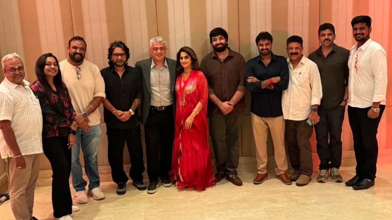 மலேசிய கார் ரேஸ் ஓவர்.. நண்பர்களுடன் கெட்-டூ-கெதர் பார்ட்டியில் அஜித் குமார்!