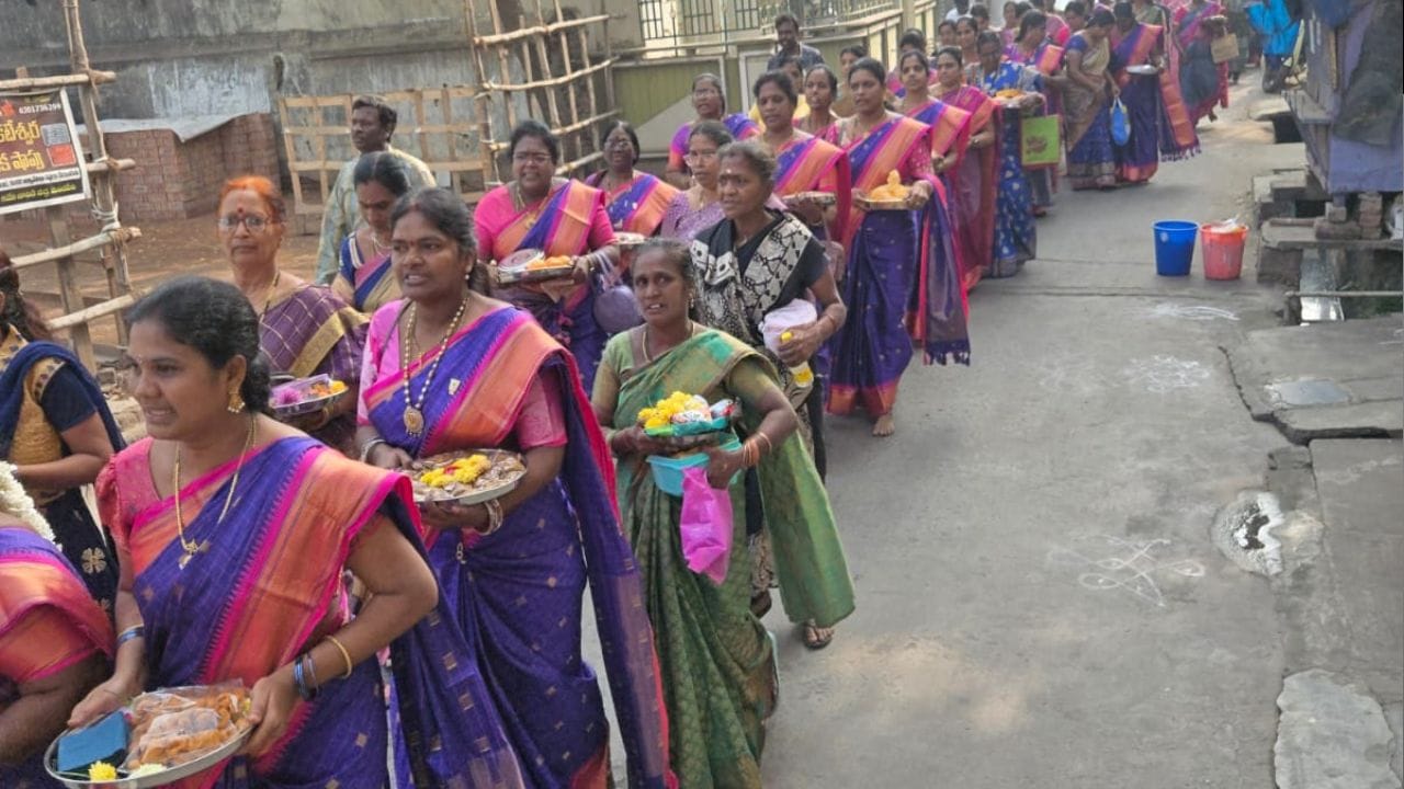 கூடாரை வெல்லுஞ்சீர்க் கோவிந்தா! உன்தன்னை என்ற திருப்பாவை – 27வது படலைப் பாடி ஸ்ரீரங்கநாதனுடன் ஆண்டாள் நாச்சியார் கலந்தார். இந்த நிகழ்வை கொண்டாடும் விதமாக ஒவ்வொரு மார்கழி 27ம் தேதி கூடார வள்ளி நிகழ்வு நடைப்பெறுவது வழக்கம். மார்கழி மாதம் என்றாலே மிக குளிராக இருக்கக்கூடிய காலமாக இருந்தாலும் தினமும் காலையில் எழுந்து குளித்து சுத்தமாகி காலையில் சிறப்பு பூஜைகள் நடைபெறுவது வழக்கம். இதன் தொடர்ச்சியாக மார்கழி மாதத்தில் பல்வேறு பெருமாள் கோயில்களிலும், இறைவனையே மணந்து கொள்ள வேண்டும் என்ற நோக்கில் 27 நாட்கள் விரதமிருந்த ஆண்டாள் தனது நோன்பை நிறைவு செய்யக் கூடிய கூடார வள்ளி நிகழ்வு நடைபெறும்.